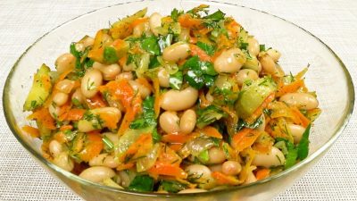 Fazolový salát se zeleninou a bylinkami