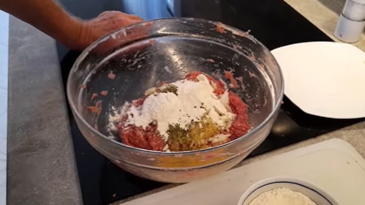 Šťavnatá sekaná pečeně ze 2 druhů masa