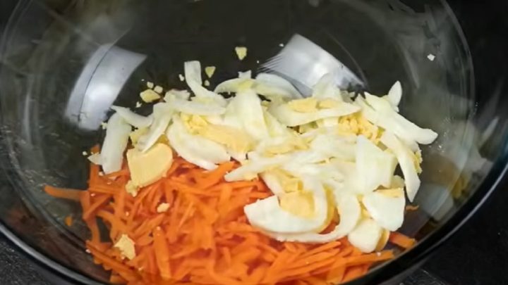 Rychlý zelný salát s mrkví a vejci