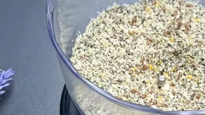 Semínkové krekry s česnekem a bylinkami