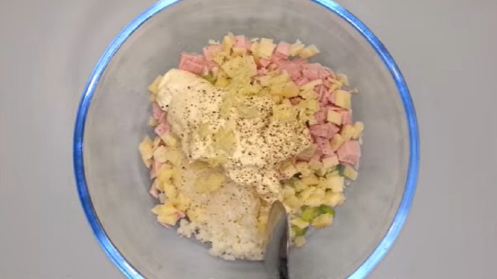 Květákový salát se šunkou a sýrem