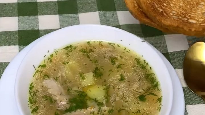 Poctivý kuřecí vývar s kroupami a koprem