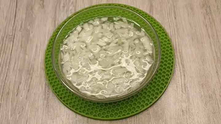 Vrstvený královský salát s krabími tyčinkami