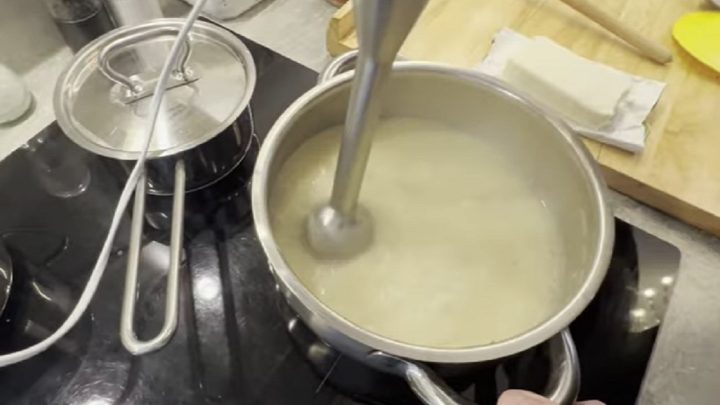 Brynzová polévka s brambory a špekem