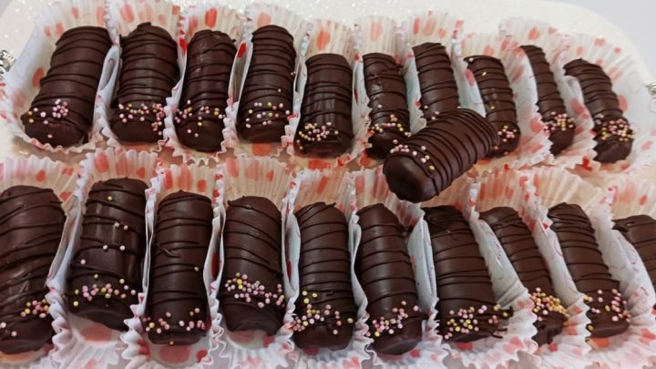 Nepečené čokoládové válečky s arašídy Nepečené čokoládové válečky s arašídy