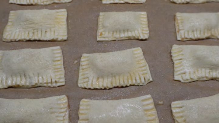 Rychlé jablečné taštičky z listového těsta se skořicí