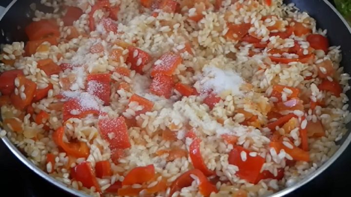 Pečená kuřecí stehna s rýží a rajčaty