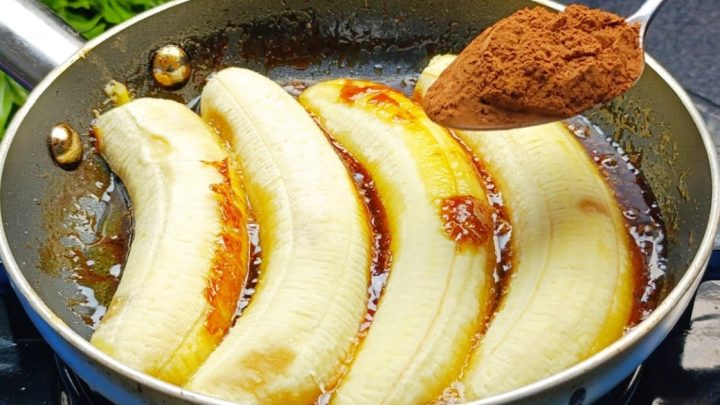 Rychlý koláč z pánve s banány v karamelu