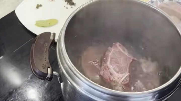 Krupicová polévka s vejci v papiňáku