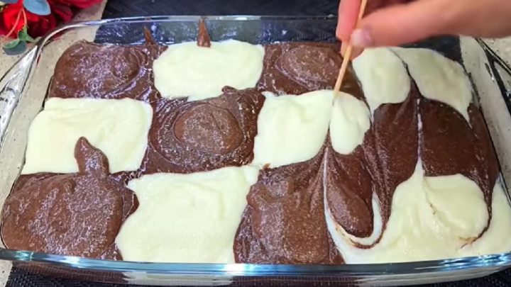 Strakatý krupicový koláč s kefírem