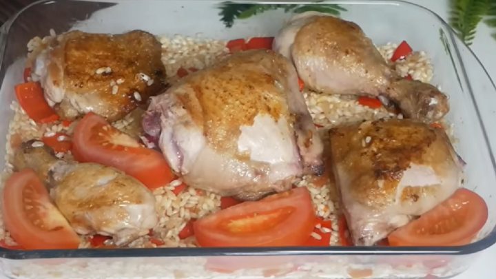 Pečená kuřecí stehna s rýží a rajčaty