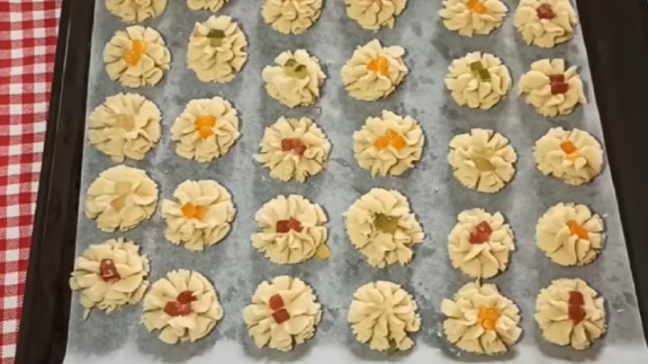 Křehké stříkané kytičky s kandovaným ovocem