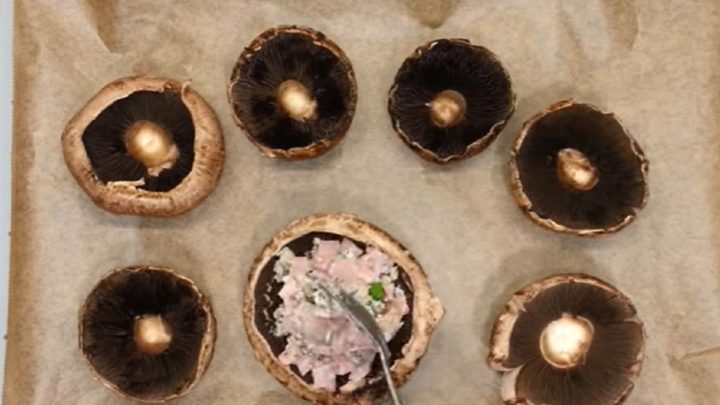 Plněné zapečené žampiony s nivou