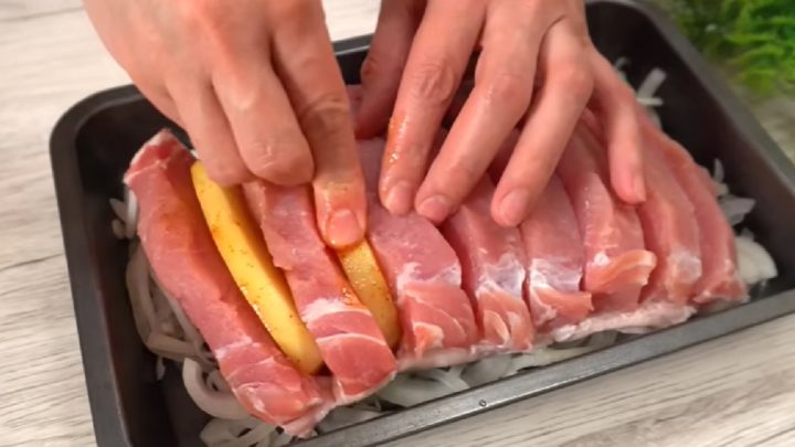 Vepřová harmonika s cibulí a brambory