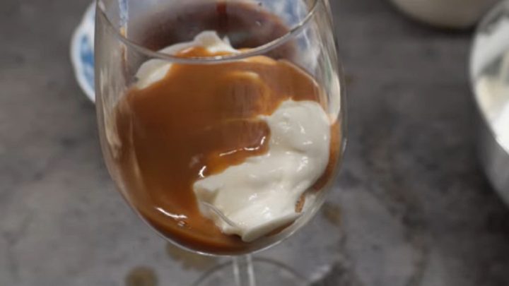 Karamelové poháry s piškoty a krémem