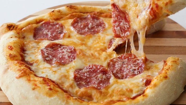 Domácí pizza bez hnětení se salámem