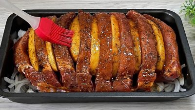 Vepřová harmonika s cibulí a brambory