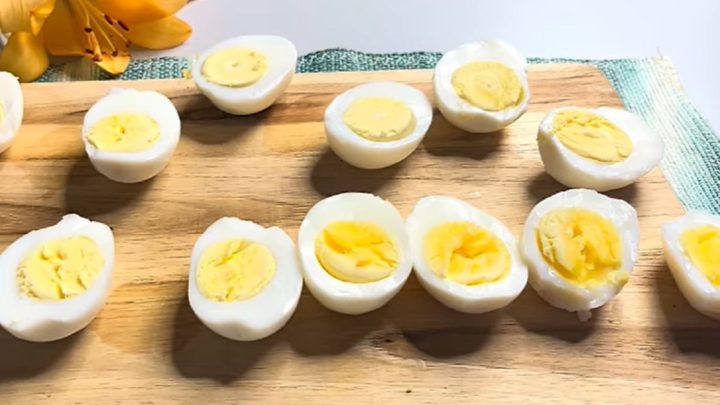 Smažená vejce se sýrem a paprikou