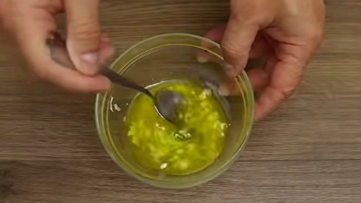 Brambory s česnekovým máslem