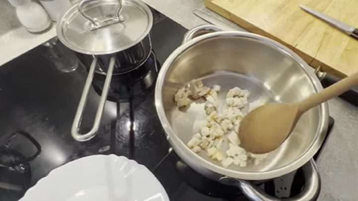 Brynzová polévka s brambory a špekem