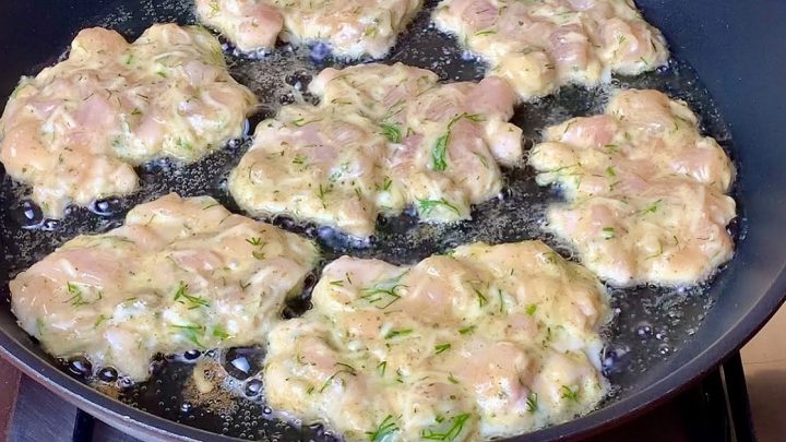 Šťavnaté kuřecí placičky se sýrem