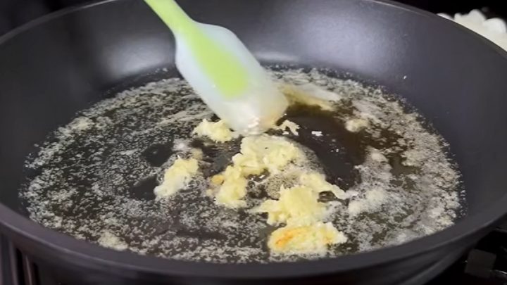 Jednoduché těstoviny se sýrovou omáčkou