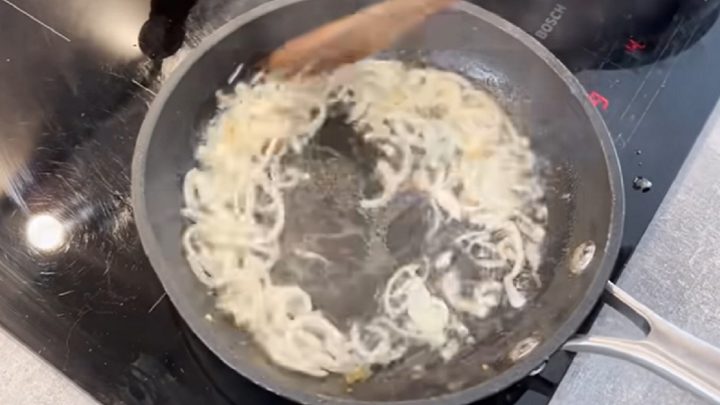 Klasická čočka na kyselo s cibulí