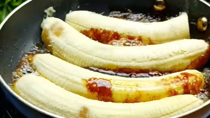 Rychlý koláč z pánve s banány v karamelu