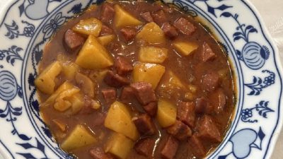 Jednoduchý buřtguláš s brambory