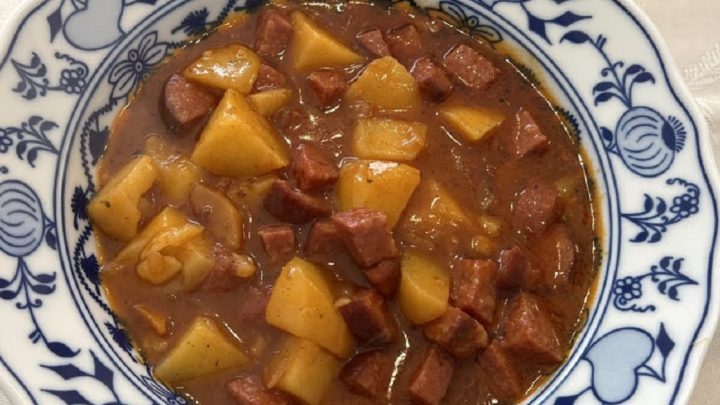 Jednoduchý buřtguláš s brambory