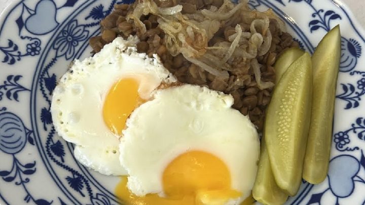 Klasická čočka na kyselo s cibulí