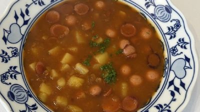 Rychlá frankfurtská polévka se slaninou