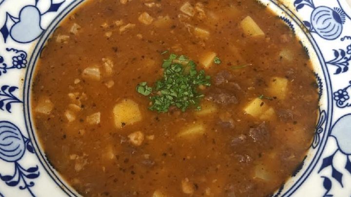 Gulášová polévka s hovězím masem