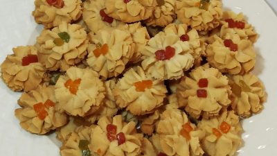 Křehké stříkané kytičky s kandovaným ovocem