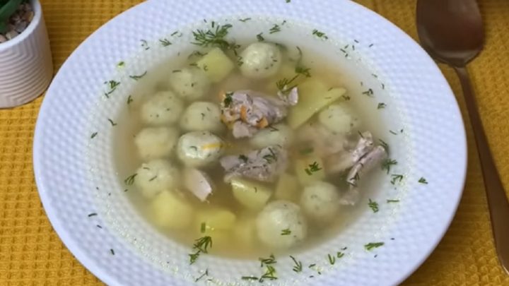 Kuřecí polévka se sýrovými knedlíčky