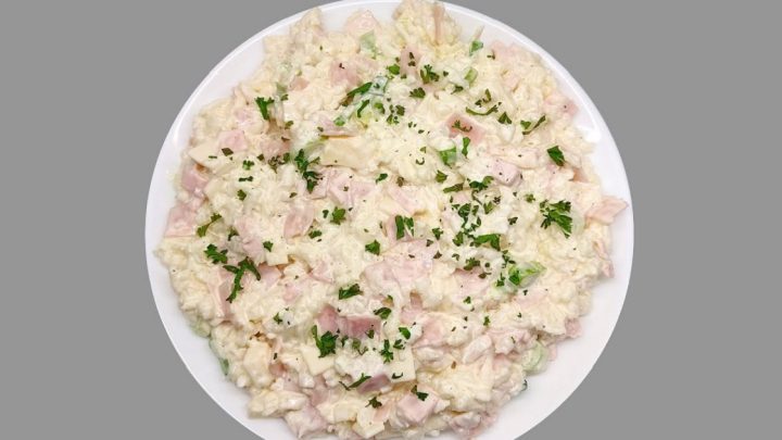 Květákový salát se šunkou a sýrem