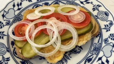 Retro smaženka s čerstvou zeleninou