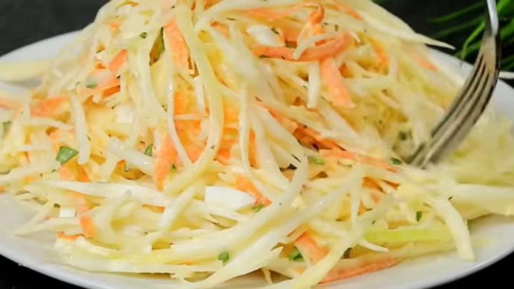 Rychlý zelný salát s mrkví a vejci