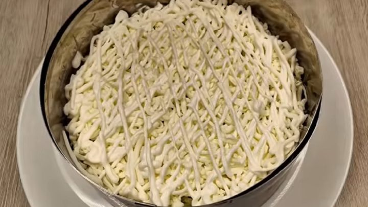 Vrstvený královský salát s krabími tyčinkami