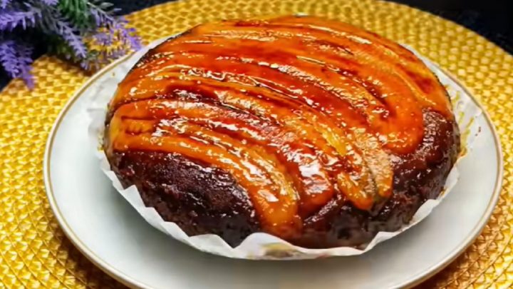 Rychlý koláč z pánve s banány v karamelu