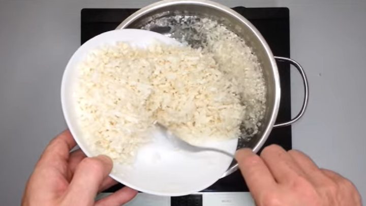 Květákový salát se šunkou a sýrem