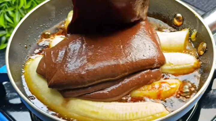 Rychlý koláč z pánve s banány v karamelu