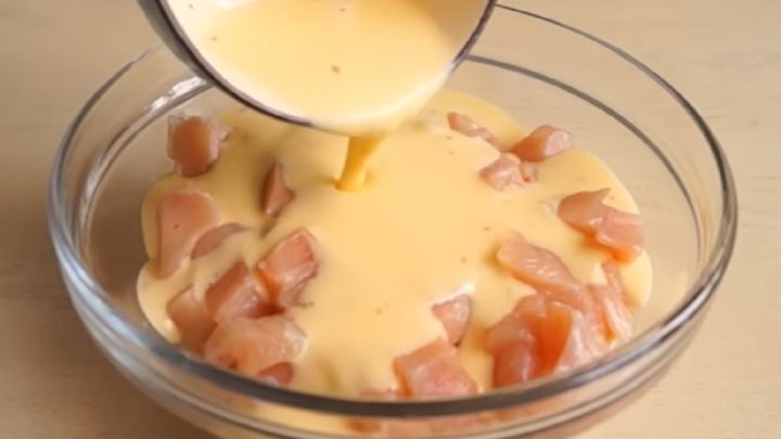 Kuřecí kousky v sýrové peřině s rajčaty