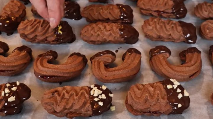 Stříkané čokoládové cukroví s ořechy