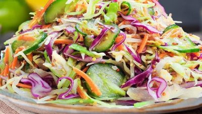 Rychlý zeleninový salát s ořechy