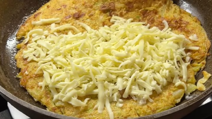 Zelná omeleta s česnekem a mozzarellou