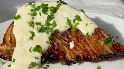 Zelné steaky se smetanovou omáčkou