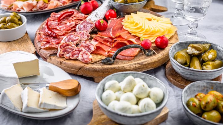 5 tipů, jak skládat uzeniny a sýr na slavnostní mísy