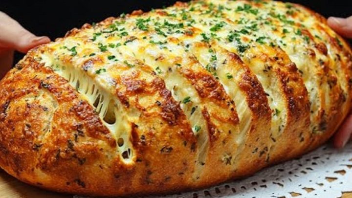 Česnekový chléb se sýrem a bylinkami Česnekový chléb se sýrem a bylinkami