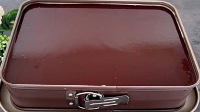 Plačící dort s krémem a čokoládovou polevou